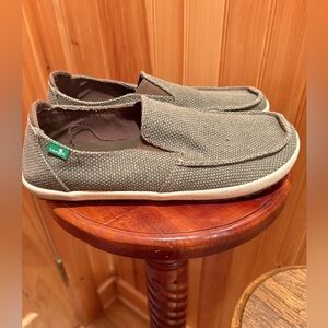Sanuk men’s khaki slip on loafer casual